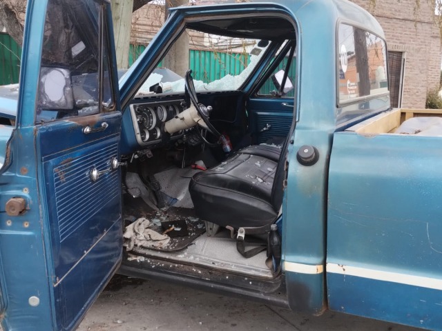 Camioneta fue tocada por un auto e impact� contra una columna